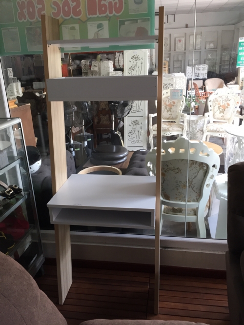 Bàn học liền kệ sách