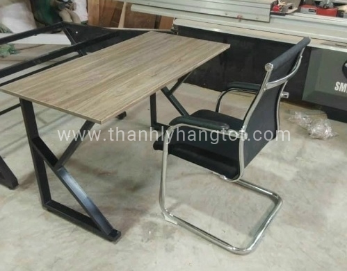 Bàn chữ K chân Đen Mặt Nâu 60x120x c 73