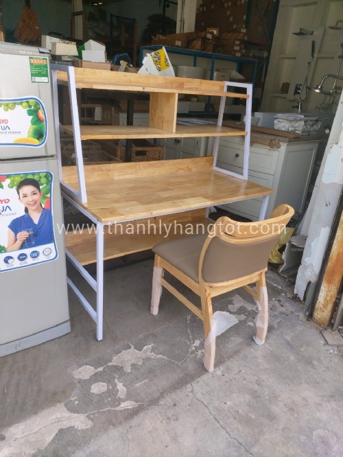 bàn văn phòng có kệ trên 1m2